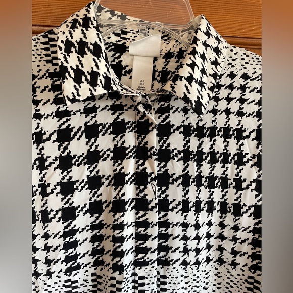 NWT H&M Women’s Black and White long sleeve button down blouse. Size 0 - Picture 2 of 11